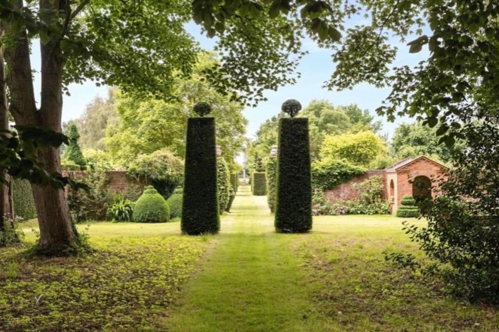 Cressy Hall - Historic Grade II Listed Manor, Gorgeous Topiary Garden Gosberton Екстериор снимка